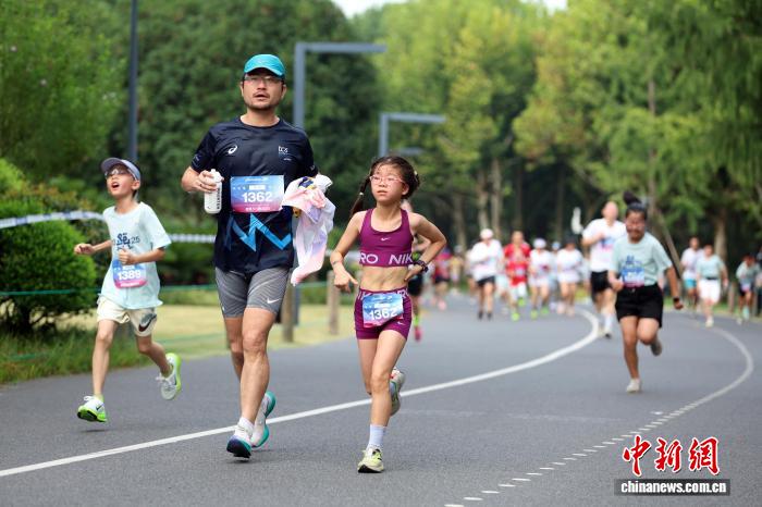 中新社记者, 活力开跑, img 中新社记者, 活力开跑, img