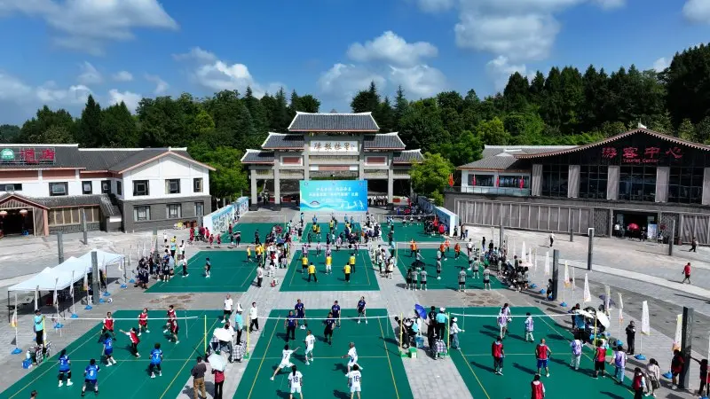 余名选手齐, 传球